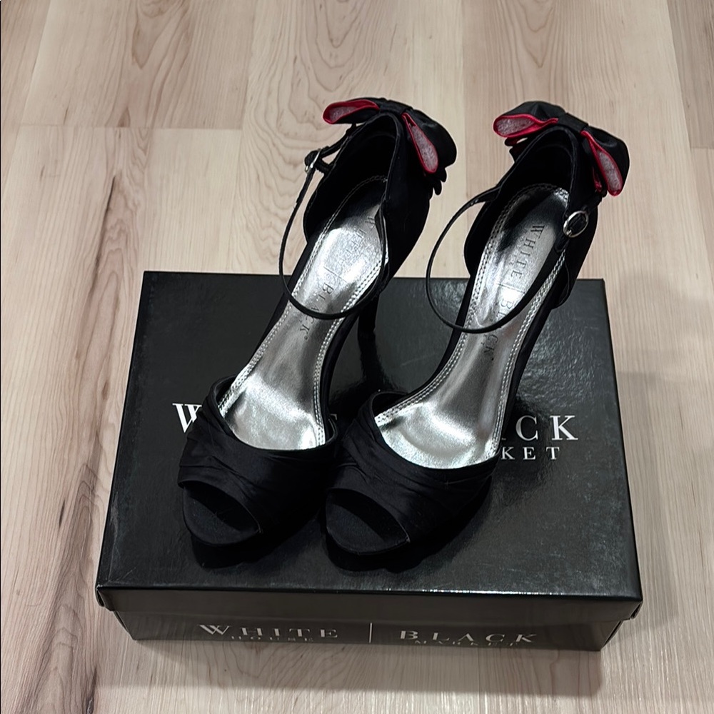 White House Black Market Black Heels with Pink Accent Bow/Detailing BNWT Size 6M